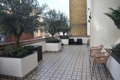 Deze tegeltrend laat je woonkamer overlopen in je tuin